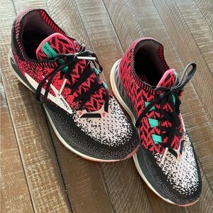 Brooks women sneakers
Black, gray, red, silver, teal, pink